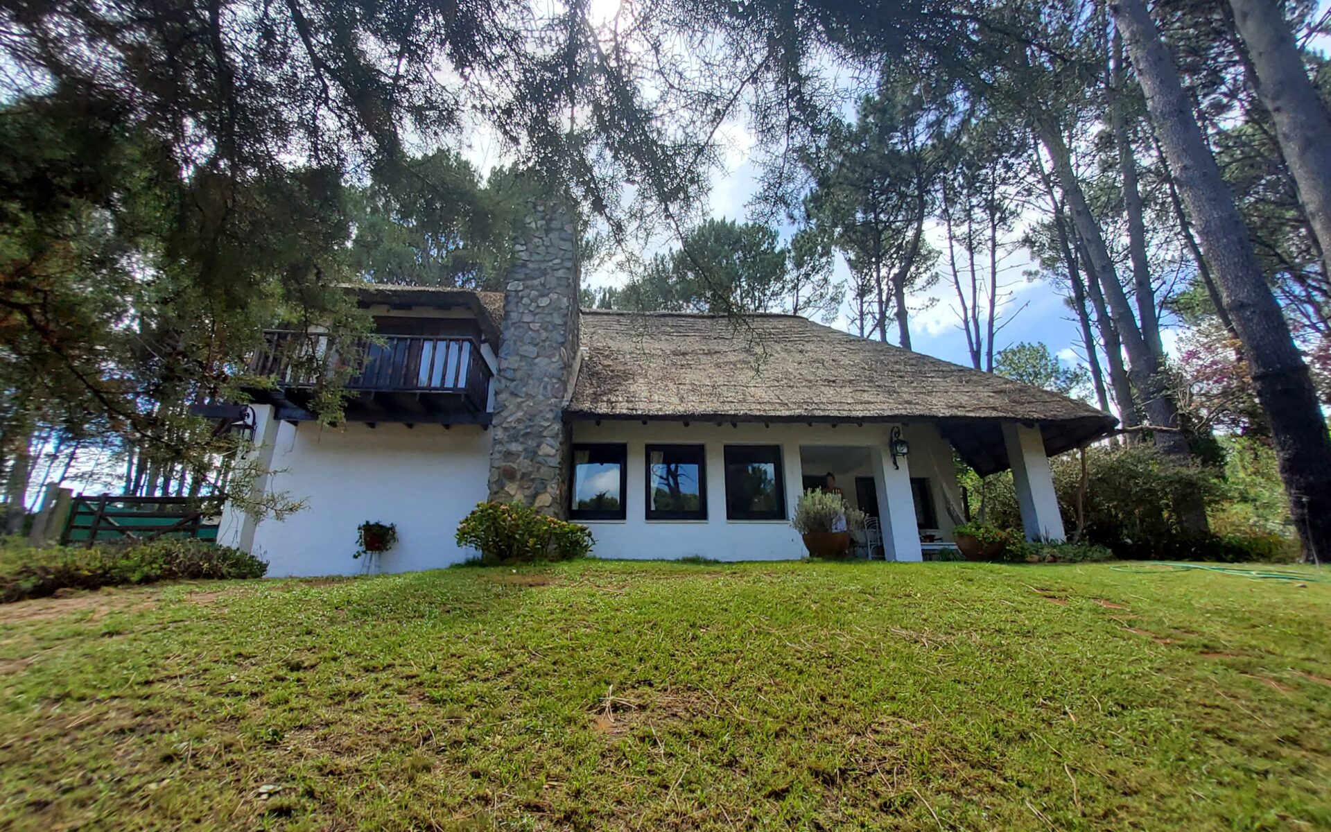 Natur pur: Elegantes und geraumiges Haus mit Reetdach in ruhiger Lage am Laguna del Sauce