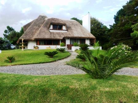 Large, thatched house near best beach,ideal B&B or small boutique hotel