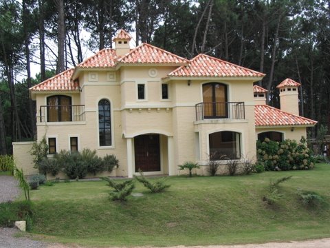 Modern, well built house in Laguna Blanca private club 