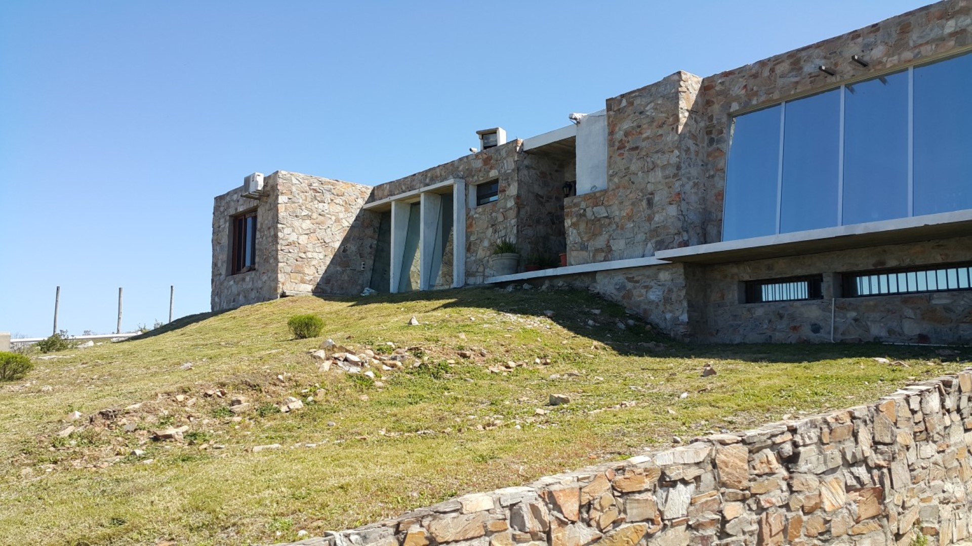 Ein Landhaus/moderne Festung fuer’s 21.Jahrhundert mit sagenhaftem Ausblick