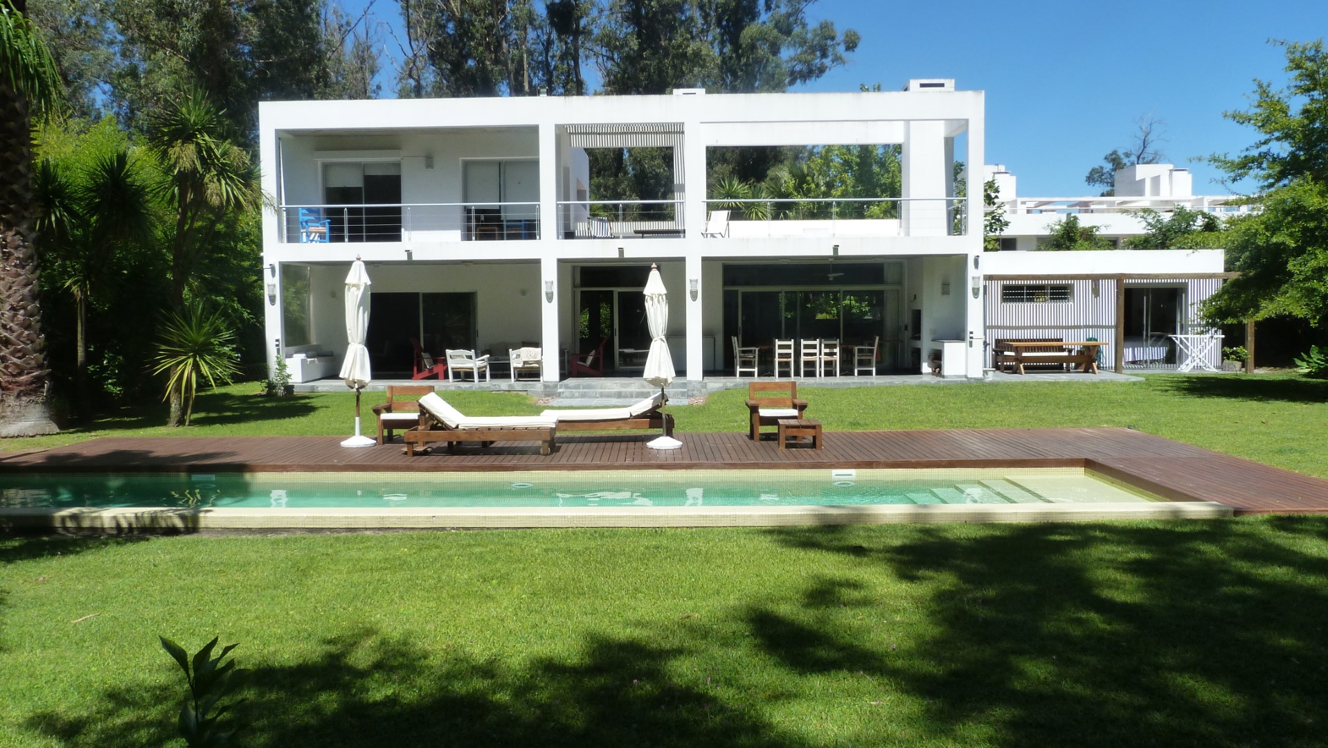 Moderna, lujosa casa en zona verde, Rincon del Indio