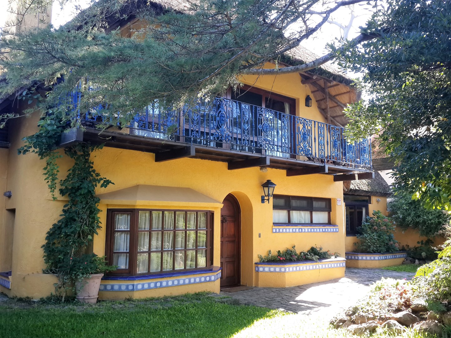 Large, well maintained thatched house near beach, Pinares